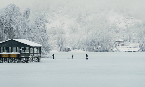 在冰冻的湖面上行走的人图片