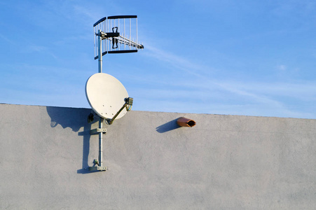 卫星连接到房子的墙