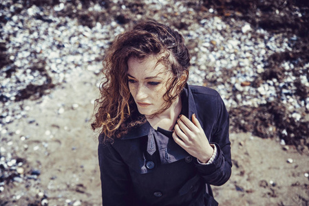 那个女孩在新鲜的空气,风发展卷曲的头发照片