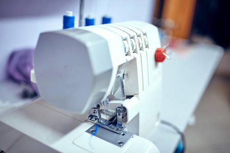 女裁缝在旧缝纫机中插入线程图片