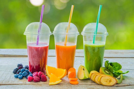 消消果缤纷仿古木背景色彩缤纷果汁的选择照片