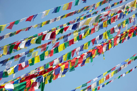 五彩经幡在蓝天的背景图片佛教经幡图片佛教在印度达兰萨拉的经幡图片