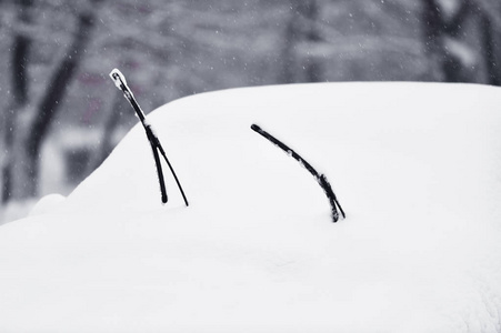 雪覆盖汽车的挡风玻璃刮水器