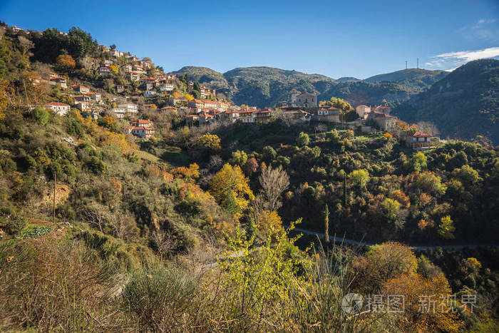 风景秀丽的山秋季景观与村庄 Langadia，Pelopon