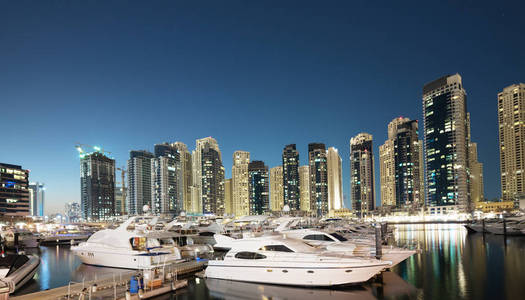 在日落时，阿拉伯联合酋长国的迪拜码头