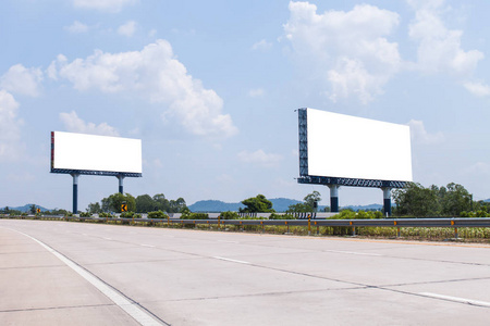 在公路上的两个空白广告牌