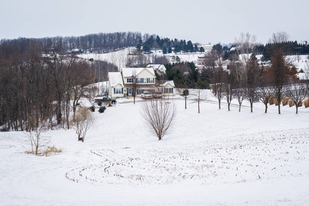 视图的房子和雪覆盖起伏的山峦，附近格伦维尔