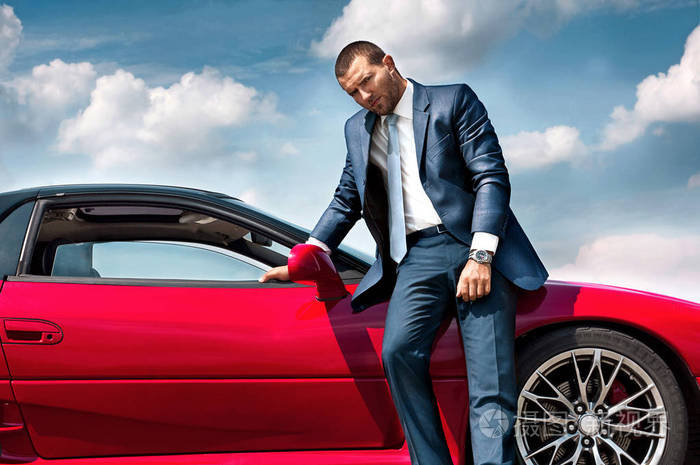 站在车旁边的严肃的商人照片-正版商用图片0wgekx-摄图新视界