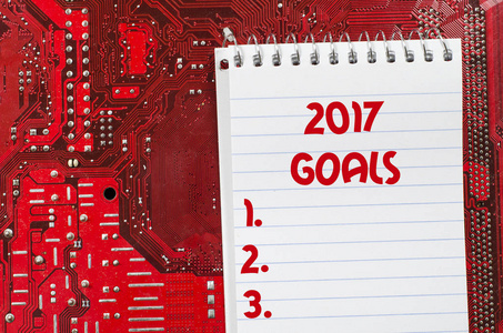红色旧脏计算机电路板和 2017年目标文本概念