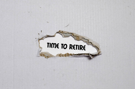 时间 这个词退休出现后面撕碎的纸片