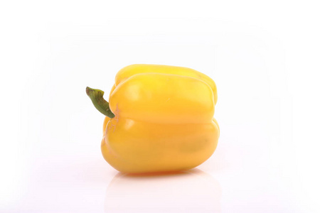 黄色甜椒孤立在白色背景上