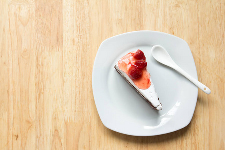 草莓蛋糕与木制背景上的白板