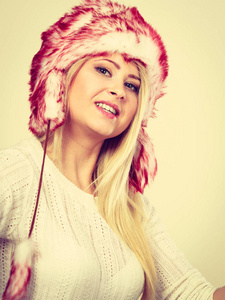 金发女人，冬天温暖毛绒绒的帽子
