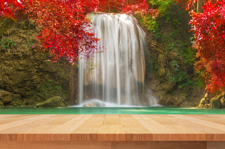 木架子上美丽的水秋天背景