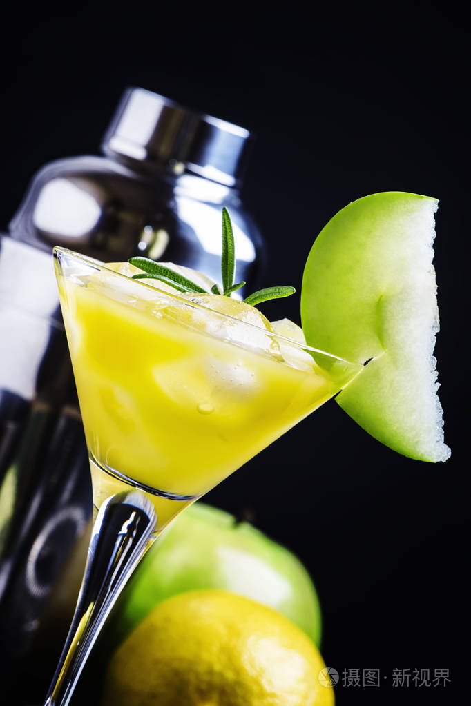 含酒精的鸡尾酒苹果马提尼