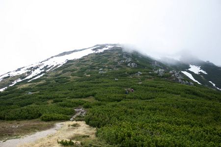 山区的坏天气。雾和云