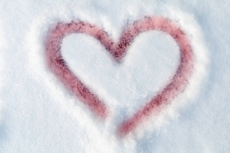 手绘红粉色心形在雪地上。可爱的彩色冬天下雪背景