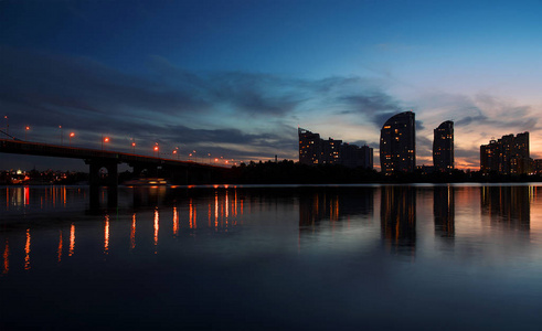 城市景观 莫斯科桥和 Obolon 区在晚上。基辅。乌克兰。东欧