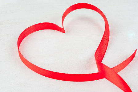 红丝带，排列在心的形状