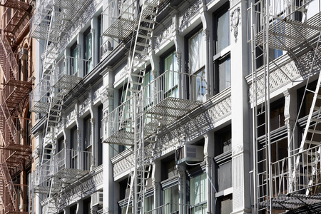 纽约建筑与火灾逃生楼梯，阳光灿烂的日子，Soho，黑色和白色