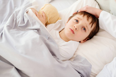 生病小孩与床层温度图片