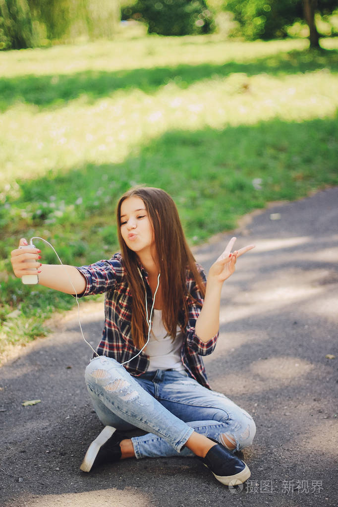 年轻漂亮的女孩步行公园