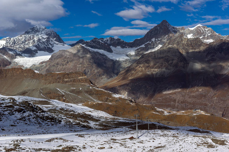 令人惊异的冬天瑞士阿尔卑斯山的全景图