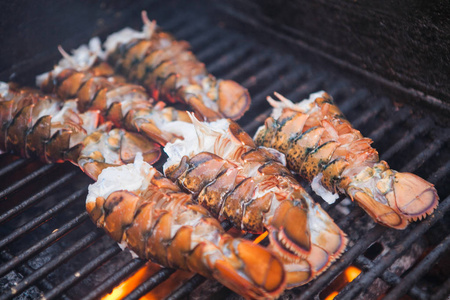 烤架上新鲜的巨型龙虾。街头美食节