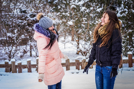 冬天。两个女孩在雪中谈到户外