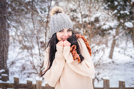 冬天。在寒冷的天气背景下的雪微笑的女孩