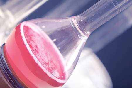 红色器皿实验室玻璃器皿用粉红色液体照片