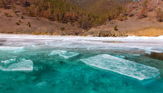 种植者冰的贝加尔湖碧绿的海水中的冰山