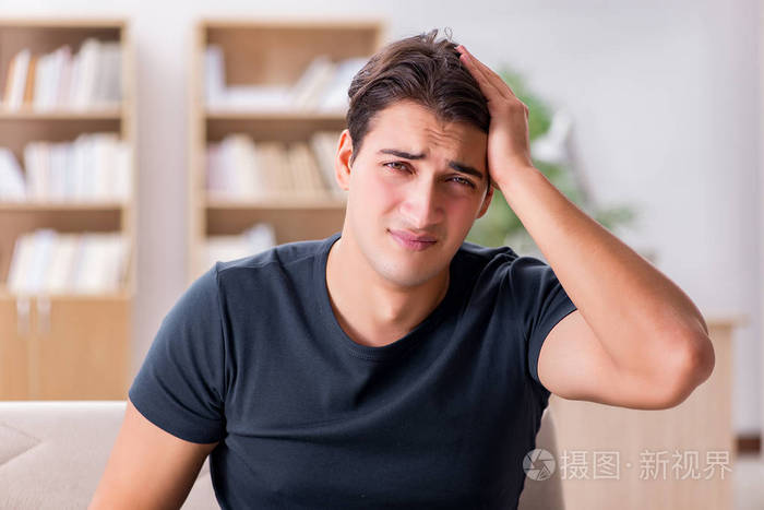 年轻英俊的男人遭受的痛苦