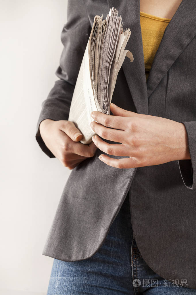 女人在白色背景上拿报纸