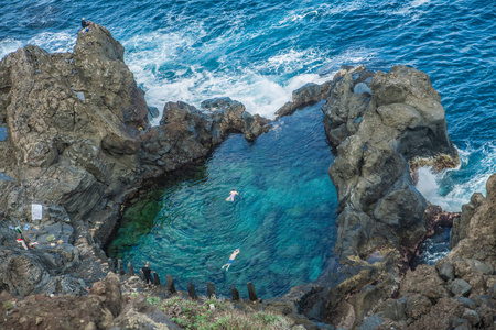 在天然池 Charco De La 媒体人