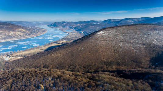 冰漂移多瑙河，匈牙利，维谢格拉德上。鸟瞰图 hdr im