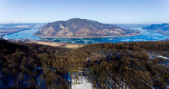 冰漂移多瑙河，匈牙利，维谢格拉德上。鸟瞰图 hdr im