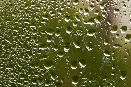 雨后水滴在玻璃上