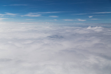 从平面窗口看风景秀丽的 cloudscape 景观