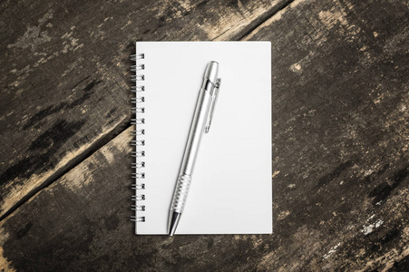 打开空白笔记本 grunge 木背景上的银色铅笔