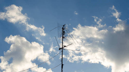 超长波在云的背景上的电视天线照片