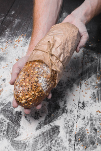 面包店概念背景。手拿面包