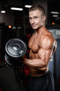 在健身房里英俊健身模型火车增益肌肉