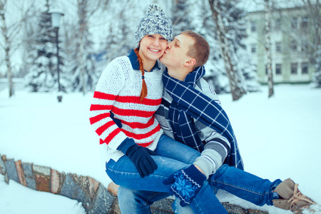 在雪冰景观冬季情人节夫妇