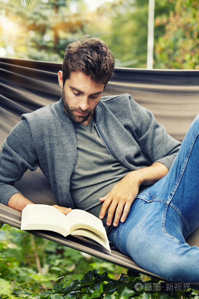 男人在吊床上看书