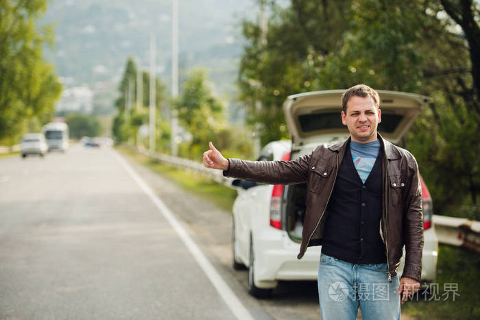 快乐的人在路上的一辆破车搭便车