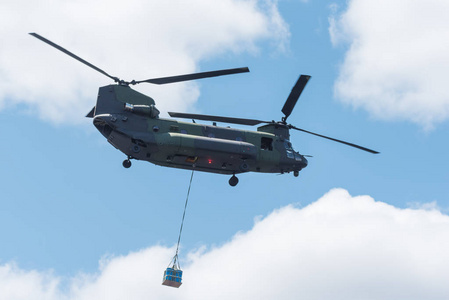 双转子 重型空运 军用直升机，在飞行中，运载货物