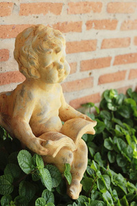 丘比特雕像美丽在花园里