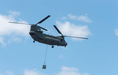 双转子 重型空运 军用直升机，在飞行中，运载货物