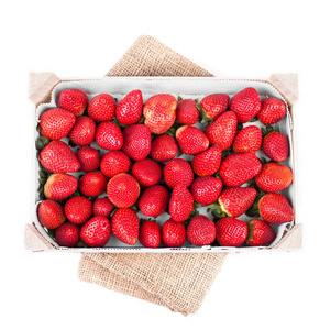 草莓放在箱子里